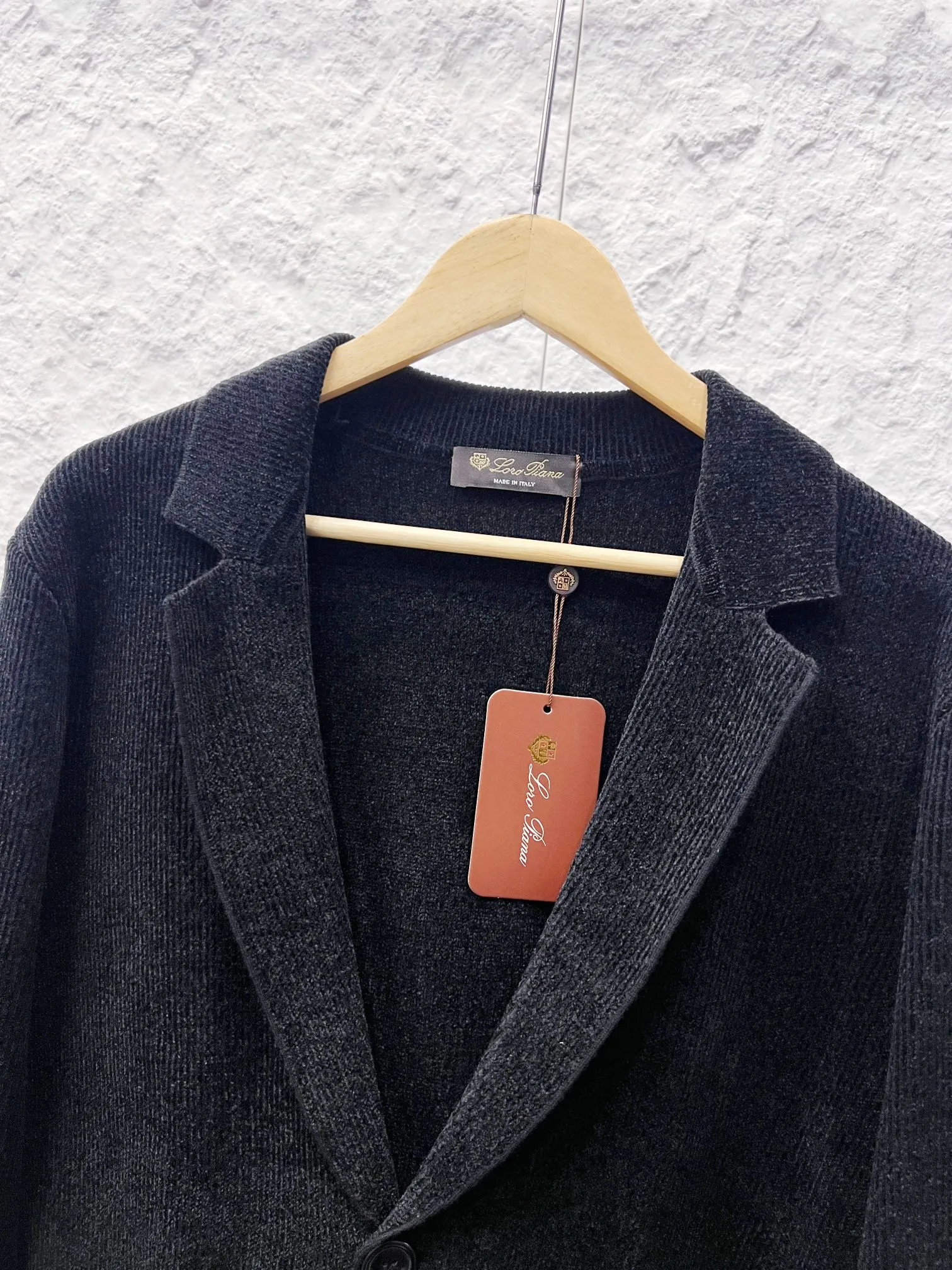 LP (Loro Piana) (Long-term large quantity in stock, not off the shelves) Knitted suit cardigan fabric: fine wool mixed with vertical pit strip knitted fabric, four-flat pit strip weaving method, elastic vertical rib knitted gray fabric Collar type: knitted tuck suit collar, one-piece woven collar, no splicing hard lining, soft suit collar technology. Placket: single cloth-covered button, hidden placket knitted cardigan structure, no zipper, no zipper fabric. Pockets: patch pockets, knitted patch pockets of the same fabric, with anti-curling stitching at the mouth. Sleeve shape & hem: Long sleeves with flat cuffs, original woven hem at the body, seamless pressing throughout, soft and shaped garment, no hard lining. Loro Piana knitted blazer in ribbed wool knit, unstructured soft lapel collar, single-button fastening, patch pockets, relaxed fit in a relaxed fit knitted suit, unlined. Color; Oatmeal Black Sizes: M-3XL (worry-free after-sales service)